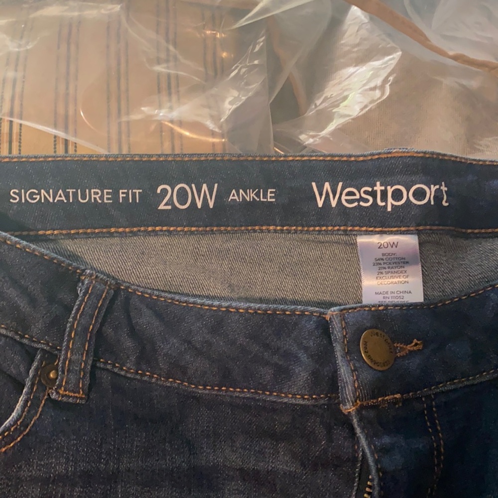 COPY - Really cute summer Capri jeans, flower design on the cuffs